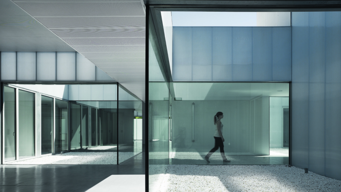CMS Villaverde Public Healthcare Center in Madrid by estudio_entresitio
