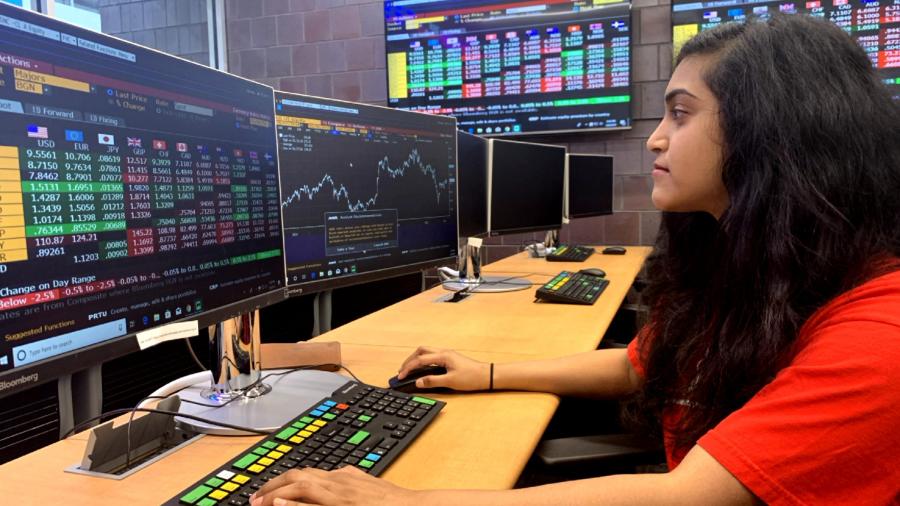 Priya Ravi in MTSM's Ray Cassetta Financial Analysis Lab