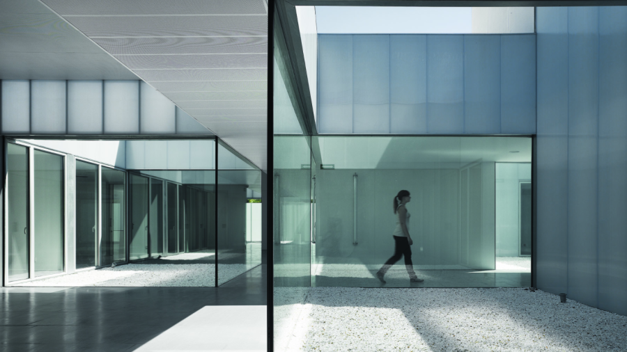 CMS Villaverde Public Healthcare Center in Madrid by estudio_entresitio