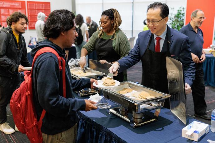 President Lim met with students at 'Pancakes with the President,' a first-day tradition to kick off the semester.