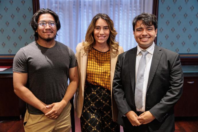 Los ganadores de las becas del HLLC Giovanni Martínez-González (izquierda) y Roberto Saenz (derecha) con la senadora de Nueva Jersey Teresa Ruiz