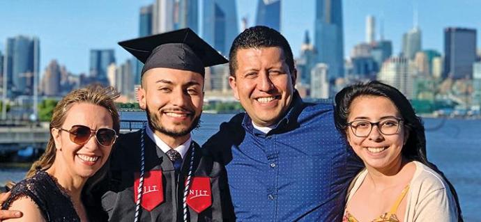 Nick Fuentes-Zuluaga con sus padres y hermana en Hoboken después de graduarse de NJIT en 2019.