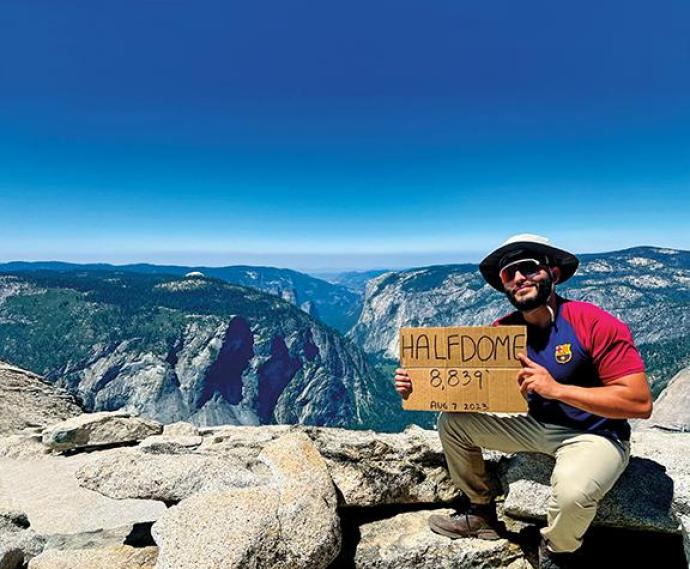 Nick Fuentes-Zuluaga en la cima del Half Dome, el Parque Nacional Yosemite, California.